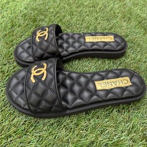 CHANEL 26S SLIDE SANDALS IN BROWN QUILTED CALFSKIN WITH LOGO PLAQUE